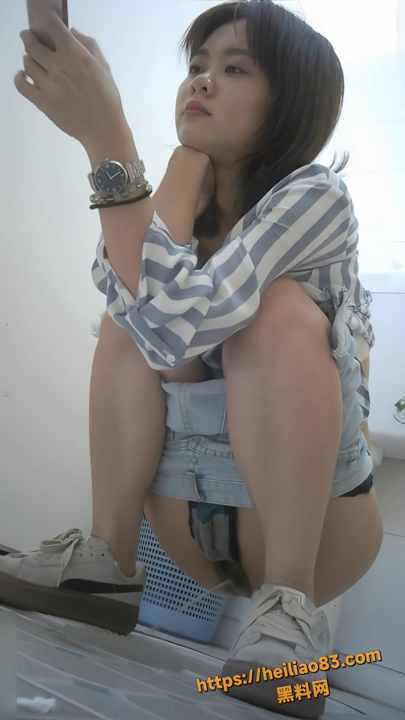顶级反差长腿美女在公共厕所被偷拍湿穴尿尿大尺度完整高清实录
