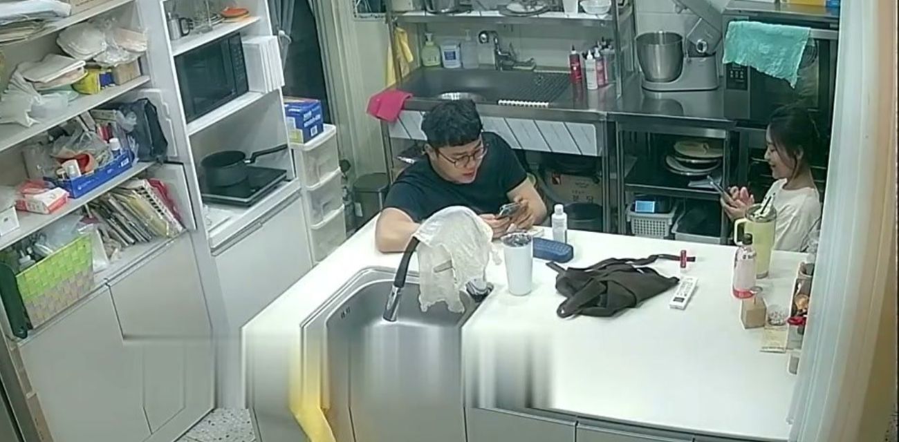 黑客破解蛋糕店摄像头 离异老板娘经常下班后厨勾引男店员啪啪 破译视频曝光!