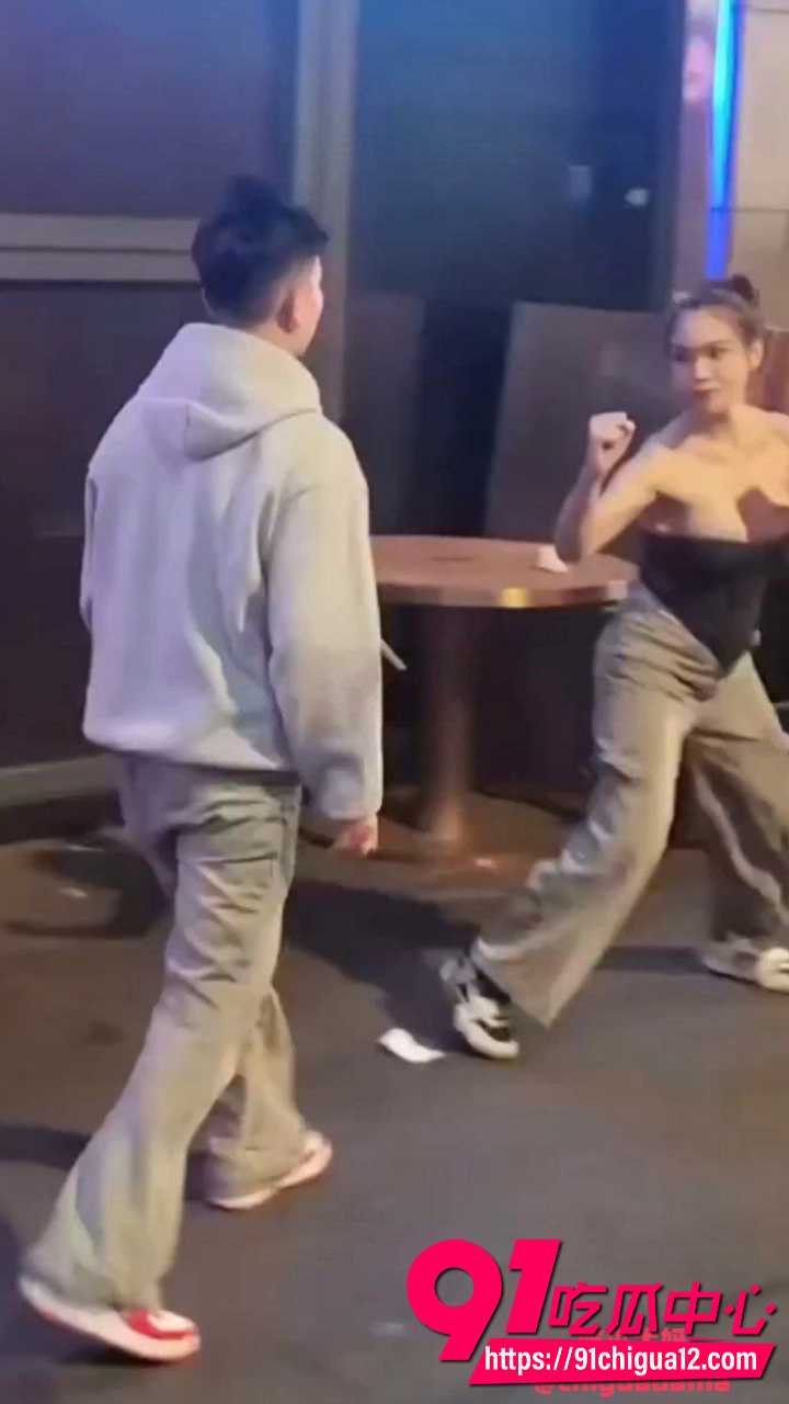 街头激战大胸妹被男子抓奶龙爪手直接放倒 这波操作太刺激了