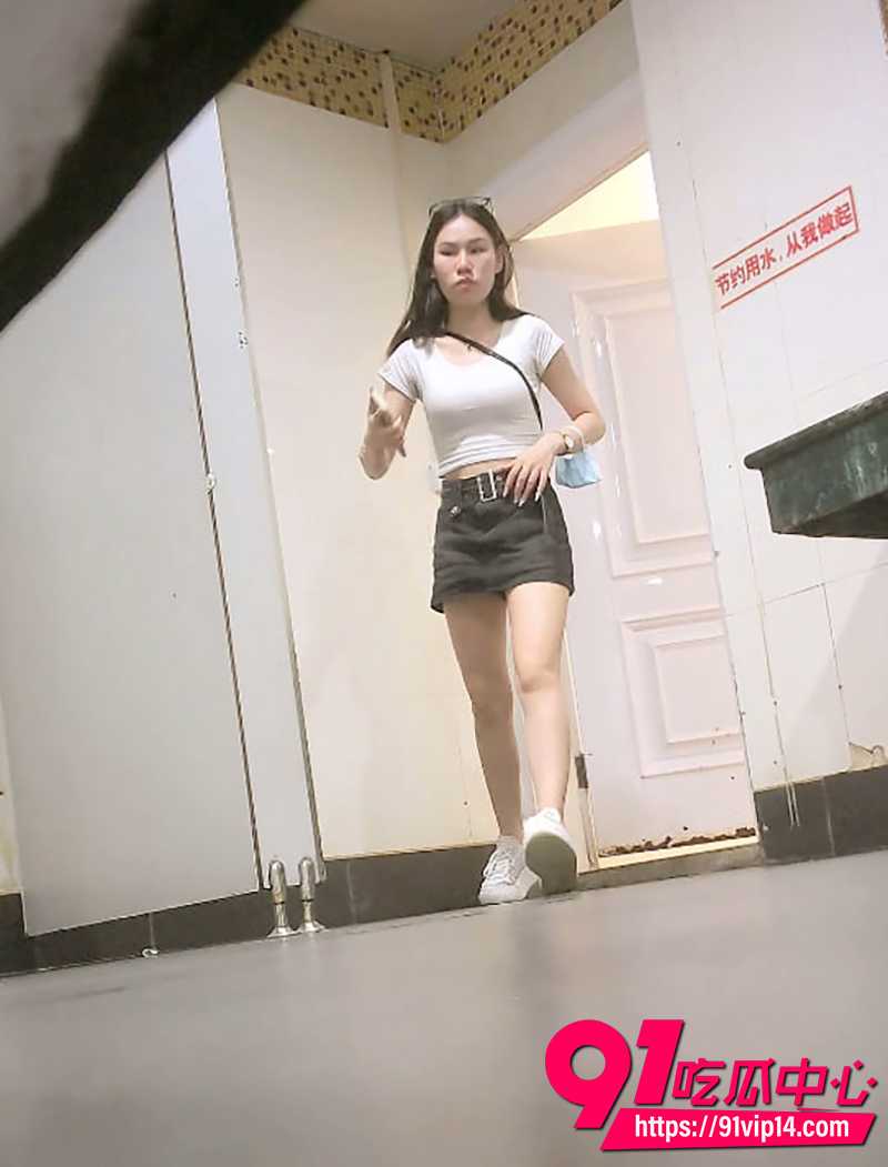 商场女厕前后双景偷拍 牛仔短裙小姐姐美鲍放尿全程 透明内裤湿痕特写令人欲火焚身!