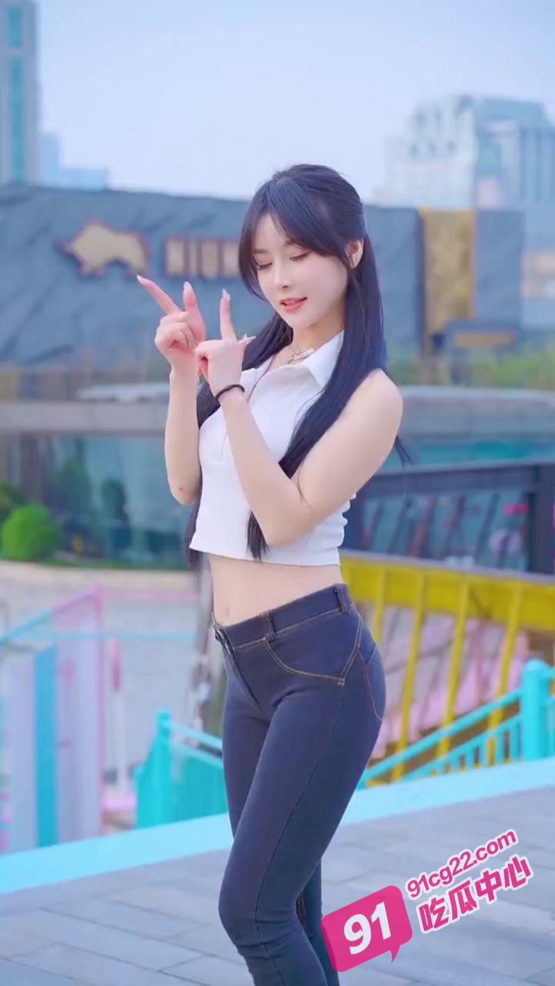 姐弟乱伦之跟姐姐在KTV做爱 正酣畅淋漓时服务员推门而入...