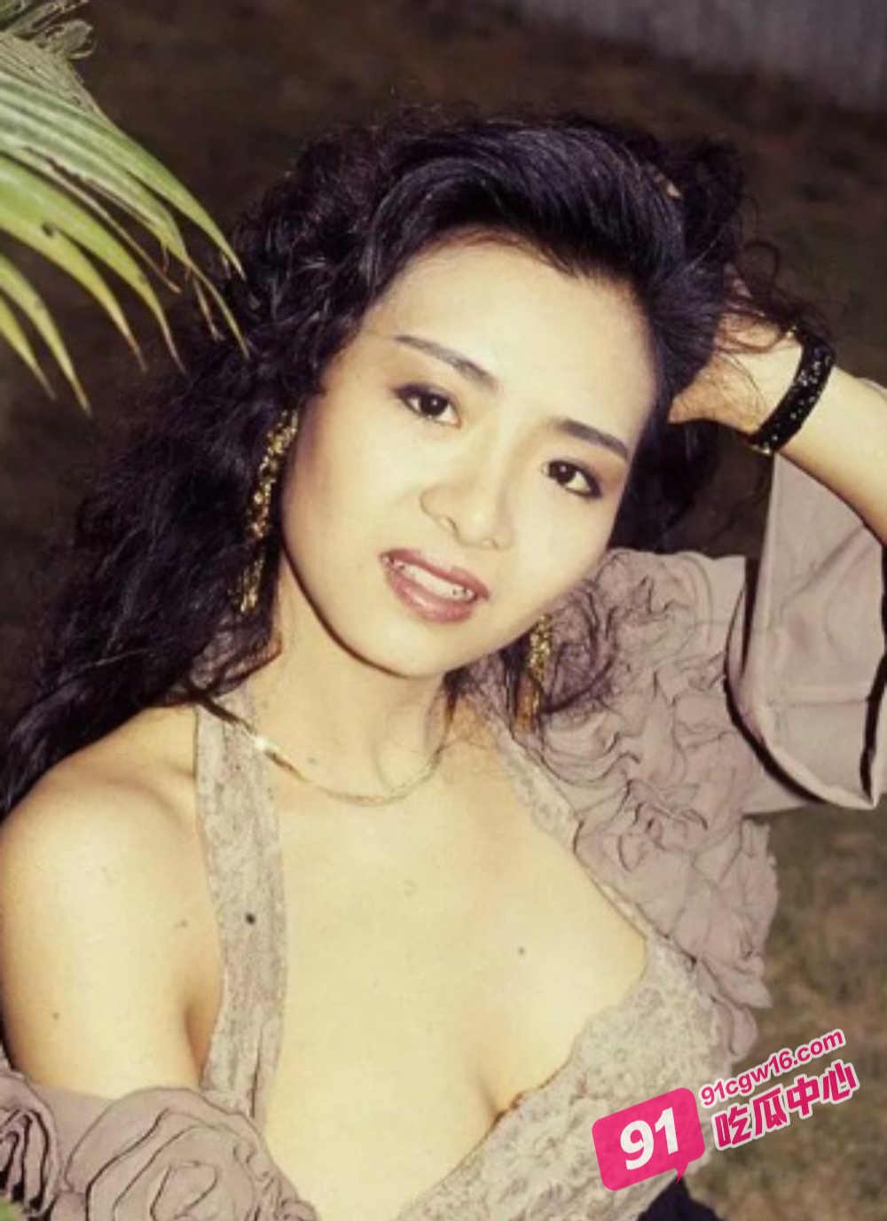 香港叶子楣经典三级片 青涩淫妃杨玉环被御医用肉棒强行破处！ 配图2
