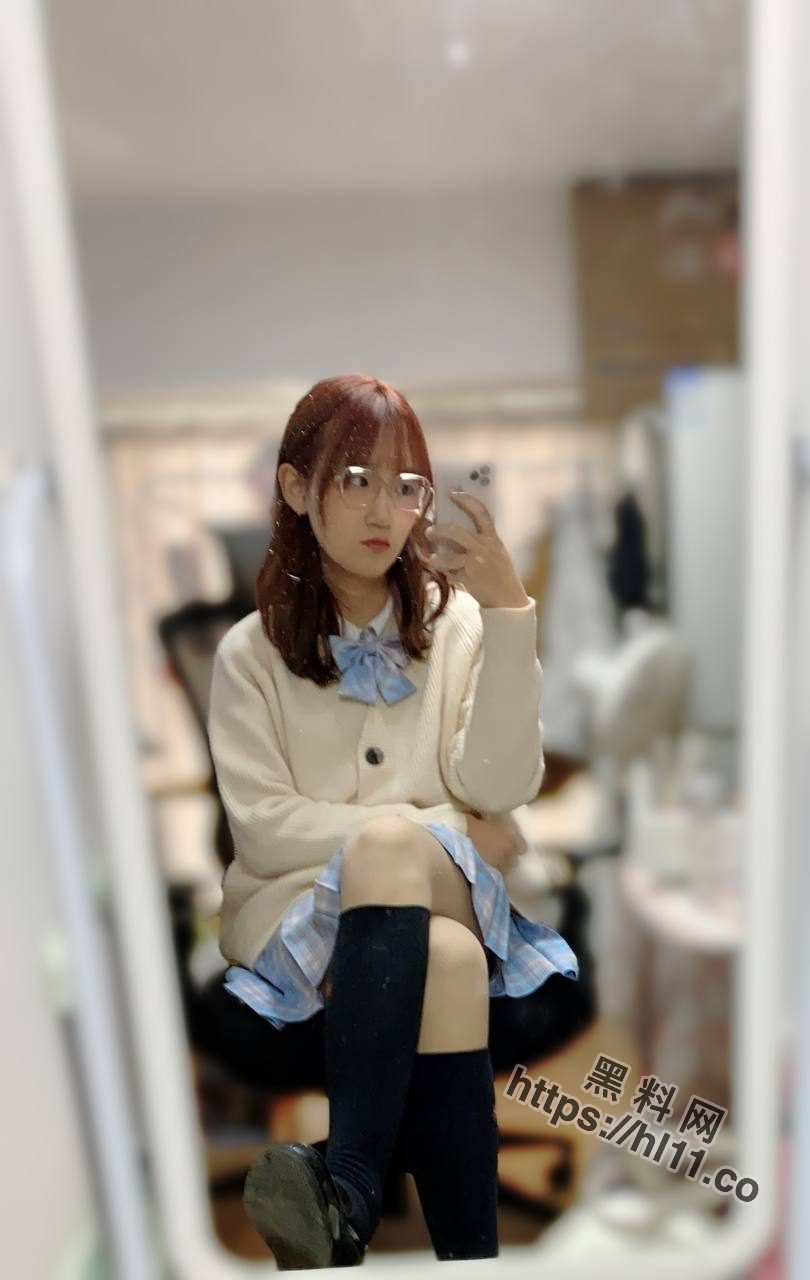 衢州在校眼镜学生妹被金主包养 舌钉乳钉乖乖打上 菊花已开 被金主各种颜射口爆 精液沐浴