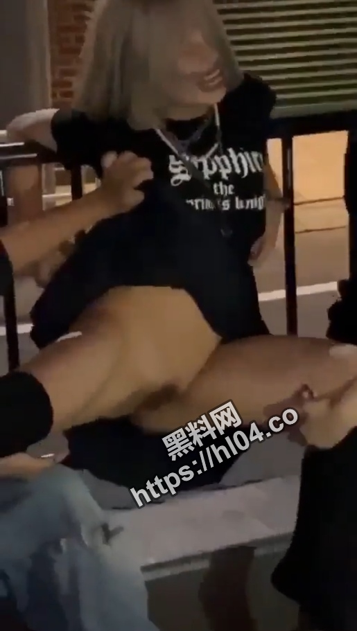 网传日本真实性侵！日本少女街头遭混混调戏！手扣锁铁栏强除内裤玩下体！