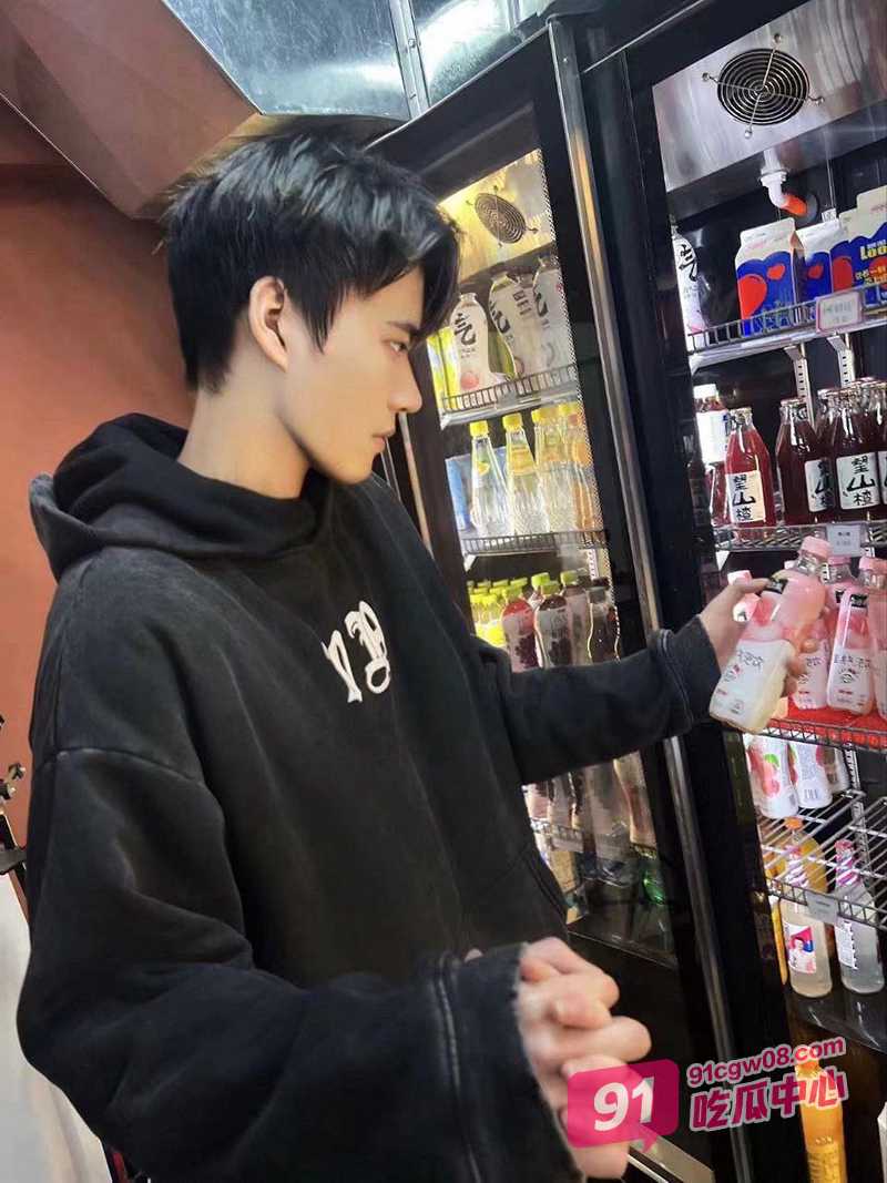 青岛张思雨被会所男模狠狠调教 急迫舔鸡巴伸出舌头等待颜射 人长得帅就是吃香！ 配图2