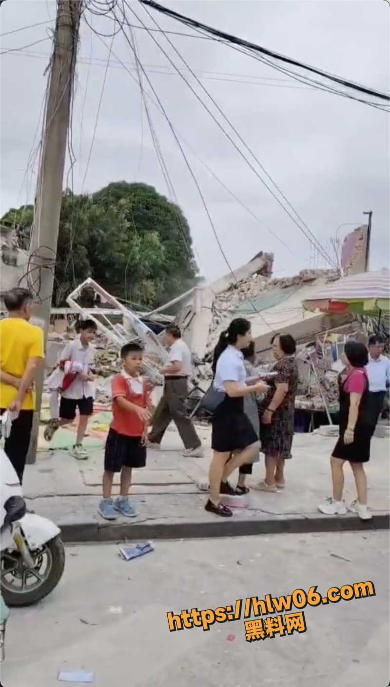 龙州县白沙街106号6号房屋发生倒塌多人被困 现场一片狼藉浓烟笼罩空中！