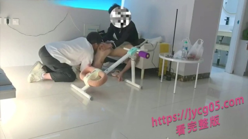 小学老师竟是极品私奴！与绿奴共侍主人！画面淫靡至极！ 配图2