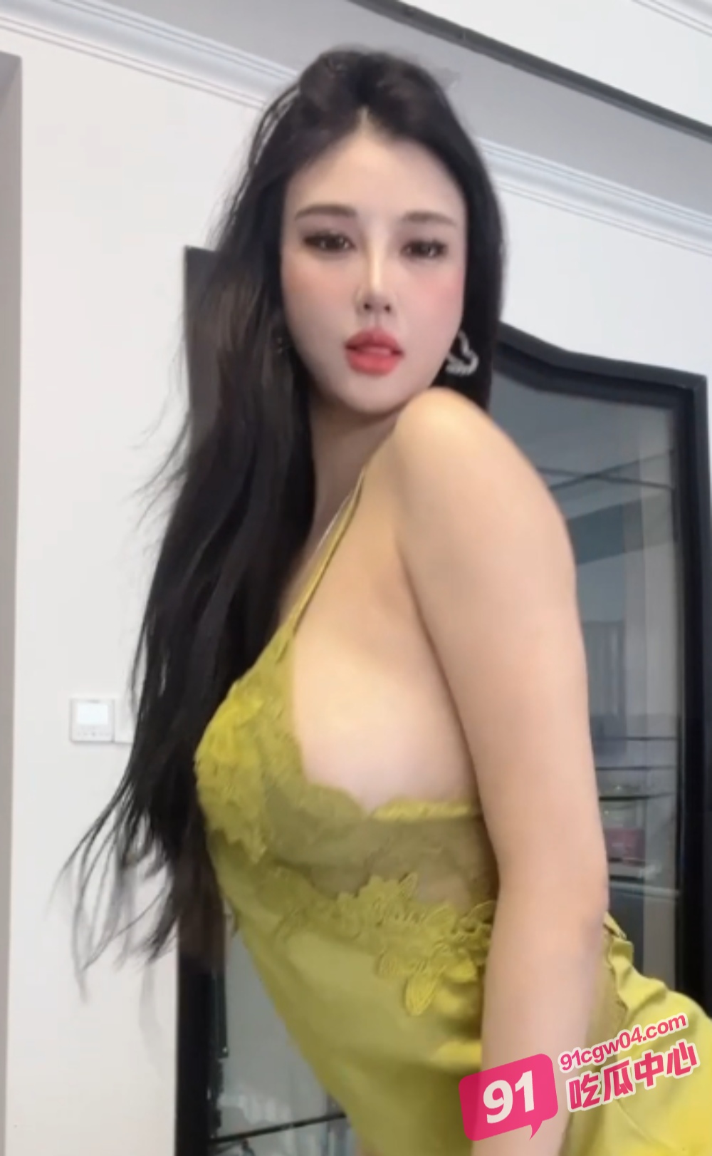 花椒高人气女神小鹿乱撞裸舞合集 眼神妩媚令人心动 身材妖娆火辣性感！ 配图2