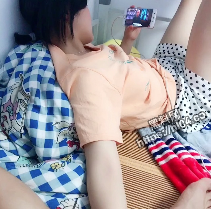 秀翻全场 小哥混到女友宿舍当着室友草她