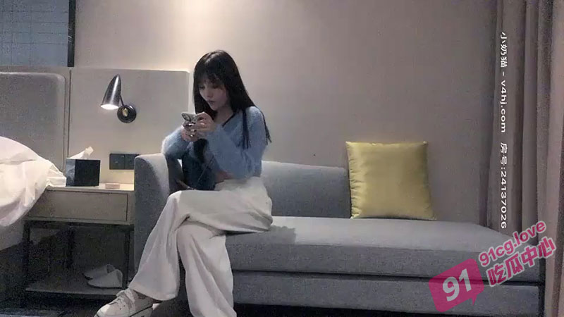 【探花加时赛】高颜值蓝衣妹子 肤白貌美大长腿，温柔甜美乖巧，探花哥大展神威，娇喘呻吟精品