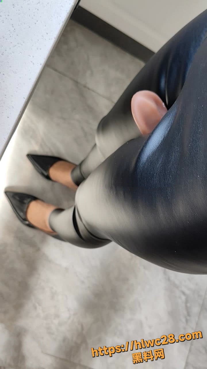 把我妈妈的皮裤下面剪了个洞让她在家里穿 相依为命的母子11-15集 海角社区