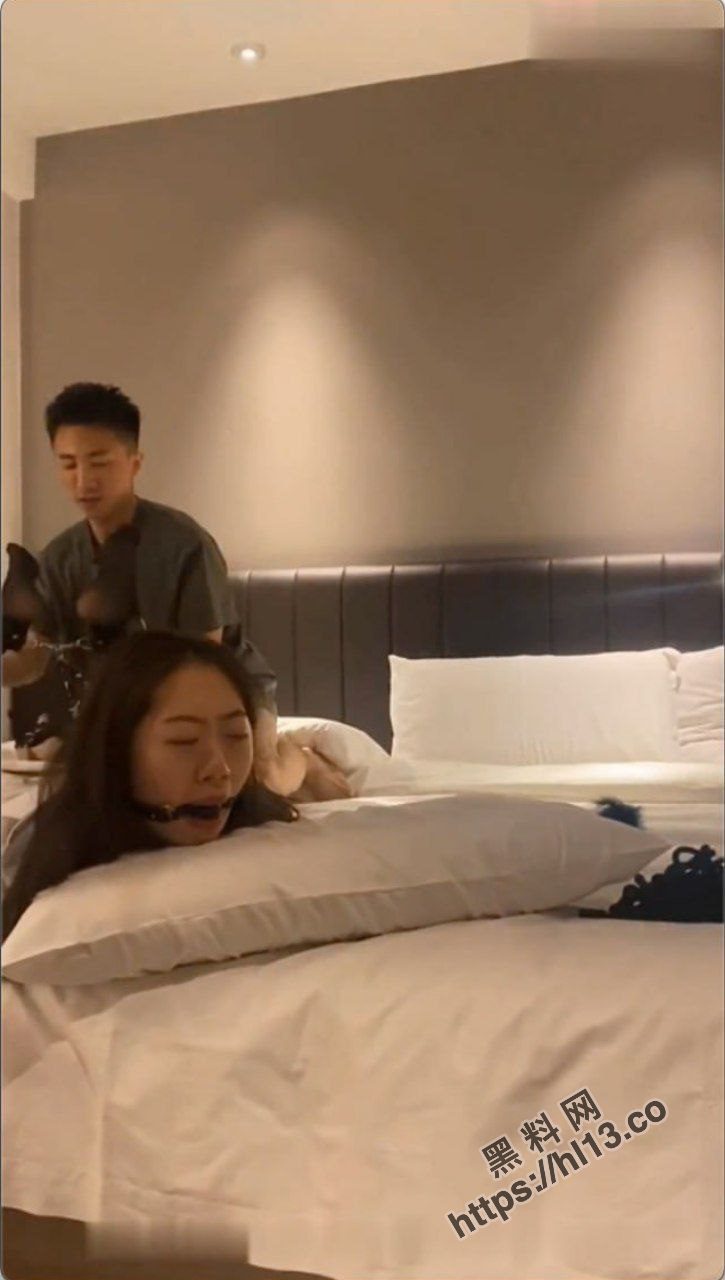 长春厦航空姐 刚结婚三个月，给老公带绿帽，就被富二代调教成母狗，无套啪啪