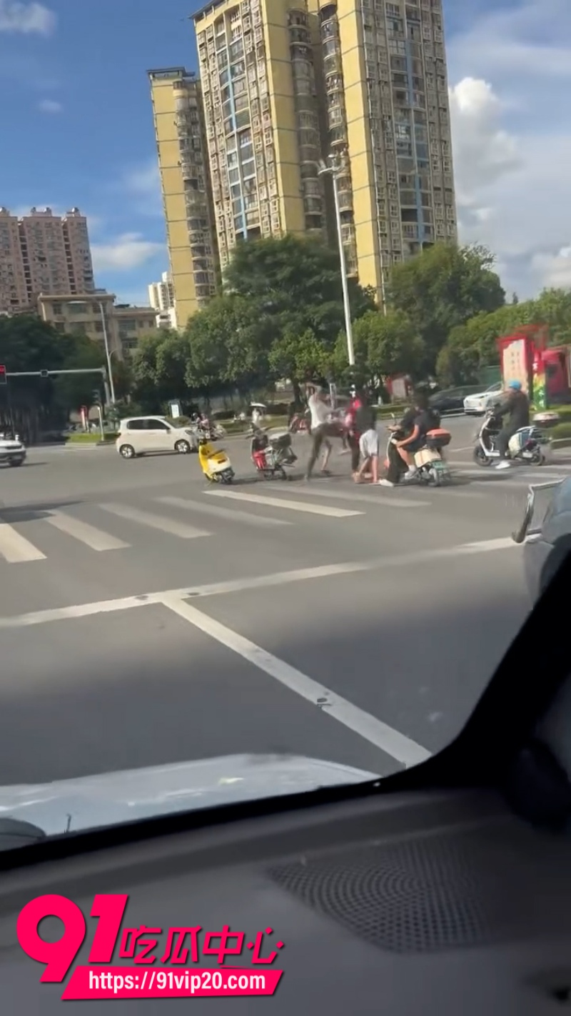 精神小伙等红绿灯大战外卖小哥0