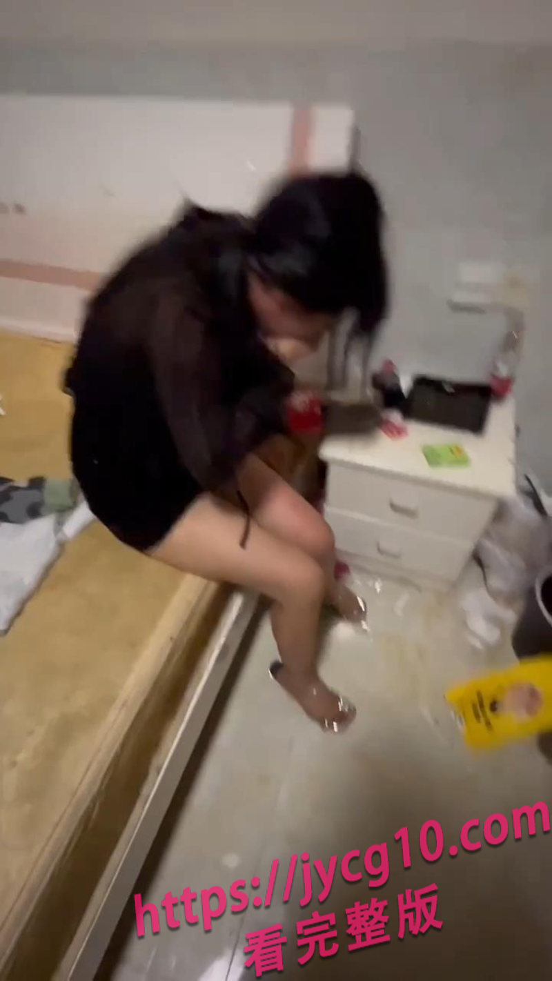 广西精神系女生遭多人围殴，现场狠砸头部暴力画面曝光！ 配图5