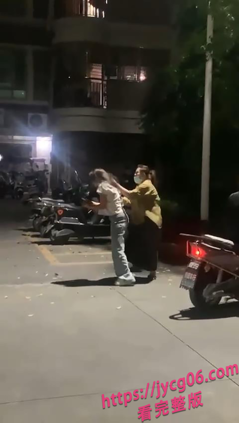 广东原配大战小三现场疯传！丈夫不敢劝架转身就跑 网友直呼离谱 配图5