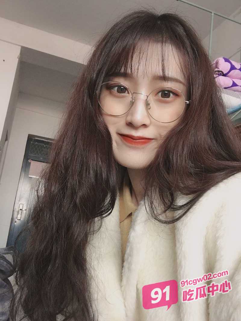 湖南怀化眼镜妹 子惠 成为男友的胯下母狗 鸡巴舔的熟练至极！ 配图5