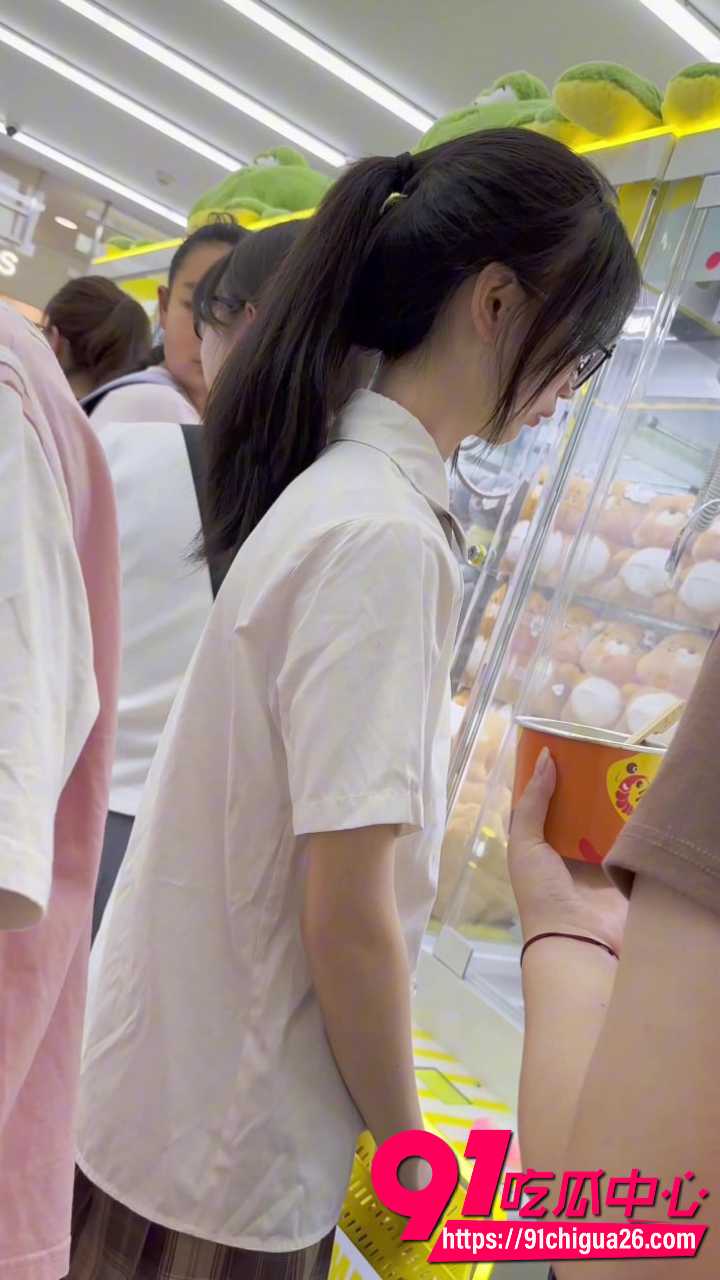 高颜值美女短裙白丝内裤走光1 高颜值美女短裙白丝内裤走光1