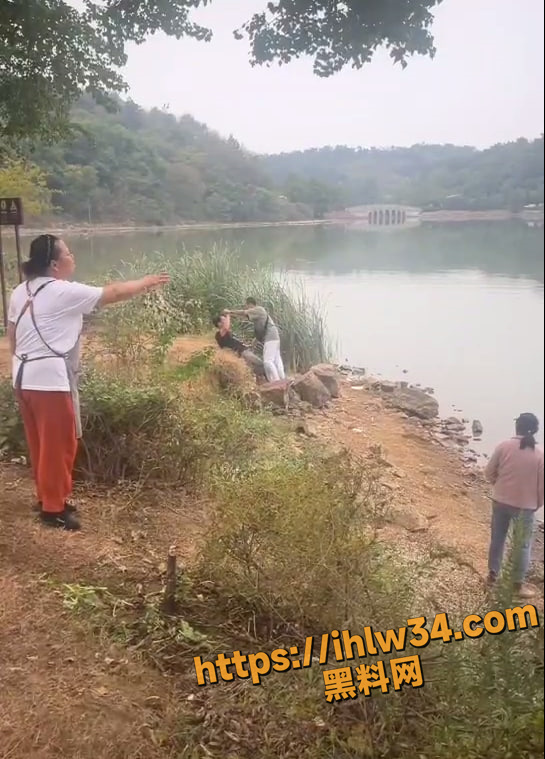 武汉东湖 暴力男跑来咖啡厅闹事，还把女生的手机和鞋子都扔到水里，逼得女生走到湖里 畜生不如！