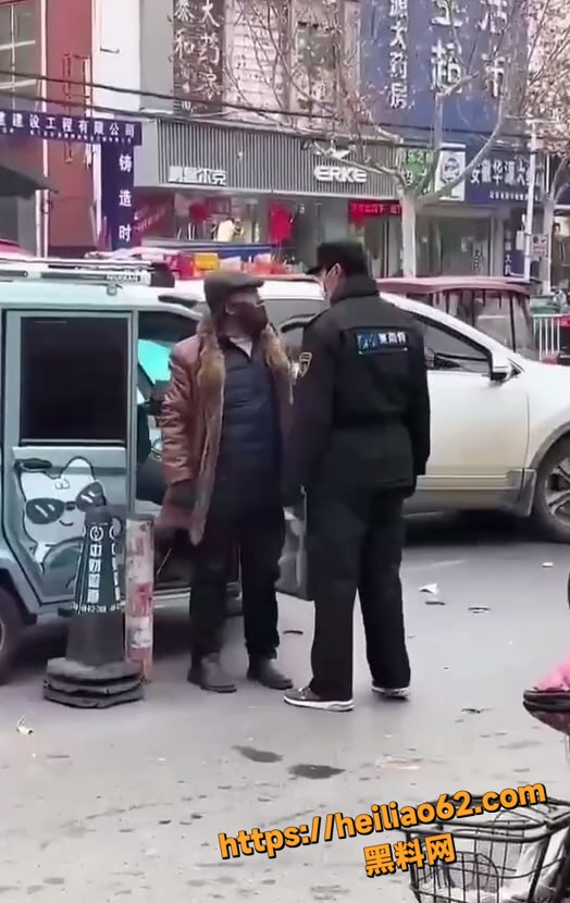 大爷铁头硬刚保安 结果年轻人倒头就睡 现场视频流出笑到窒息