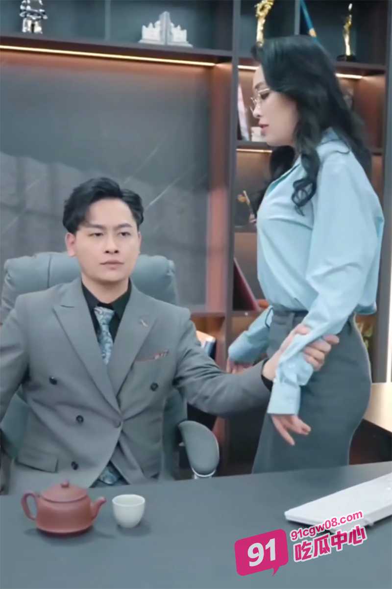 擦边短剧《夫人的秘密》全集完整版 夫人的致命诱惑 一步步陷入夫人的色诱圈套 配图5