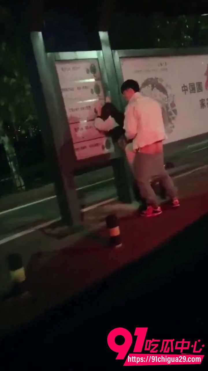 高颜值公交站女神公共场合被男人后入猛干8