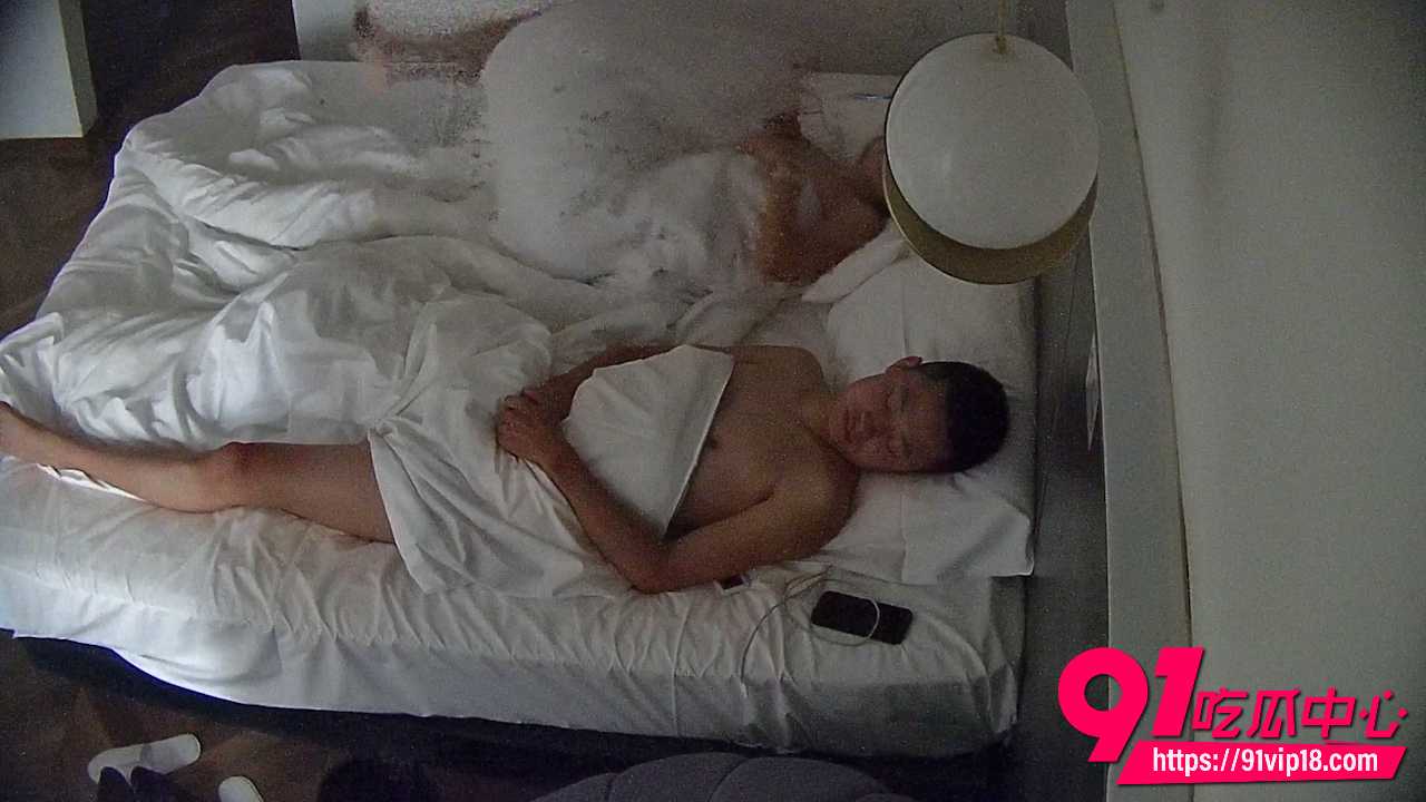 大学城酒店偷拍 美女早上一醒来就主动含鸡巴 鲜血般狂野快感一夜释放！
