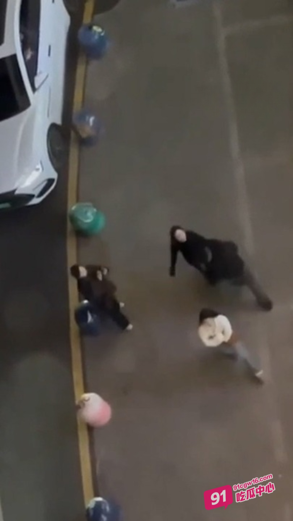 云南保山市君悦广场表白事件～王麒麟分手无缝衔接表白 原配大闹现场视频曝光！ 配图4