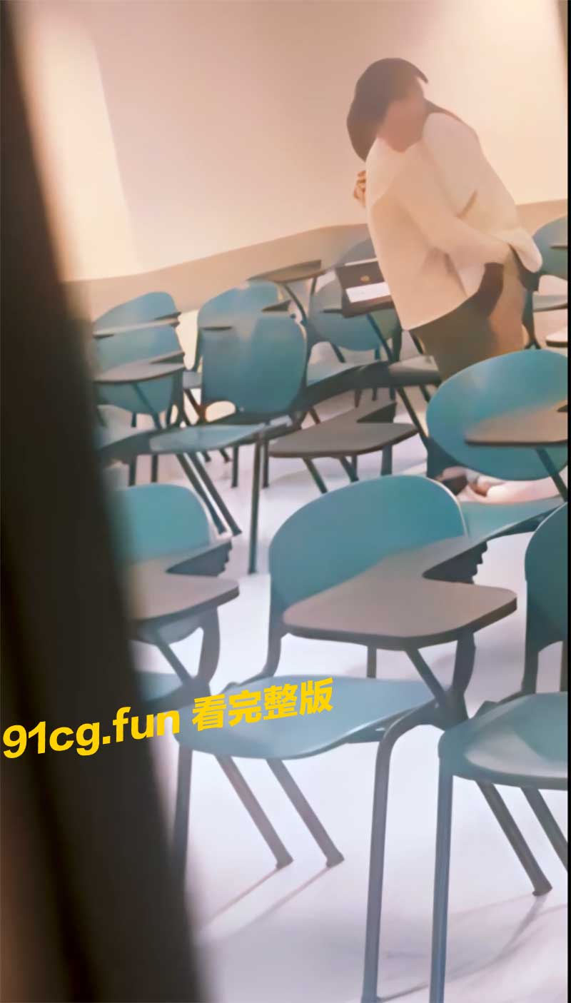 小情侣教室偷尝禁果只敢摸摸就结束意犹未尽放学后全垒打彻底释放欲望身体紧密缠绵