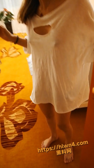 穿着性感的白富美被上门维修师傅诱惑啪啪 “美女多久没做了 想不想啊 哥哥的鸡巴好大好舒服”对白精彩！