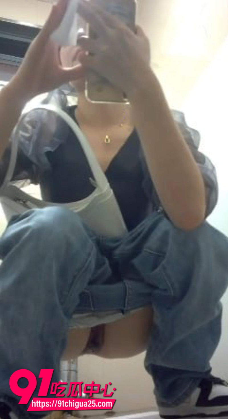 厕拍大神在商场女厕所安装摄像头偷拍美女尿尿2