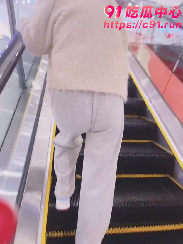 妹妹的第一次给了我~真实乱伦之商场里给妹妹带跳蛋!