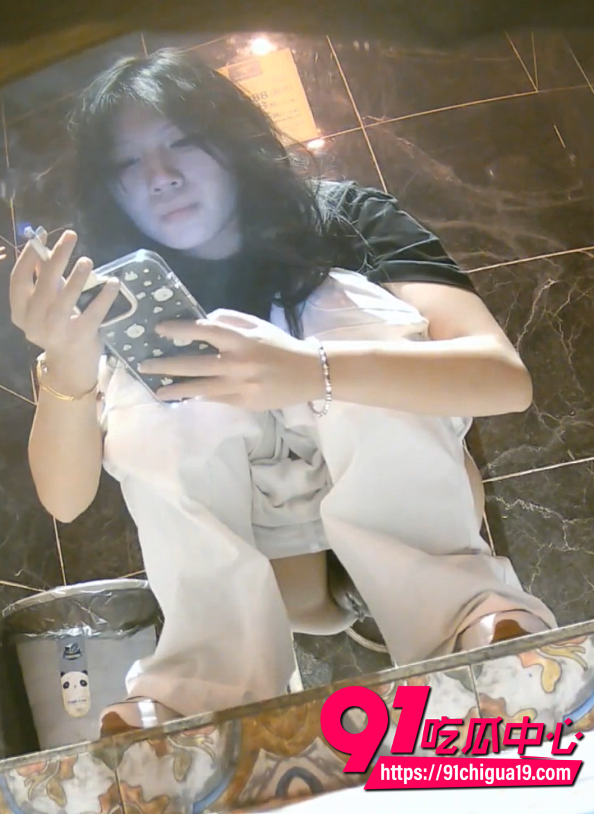 大神酒吧厕所偷拍合集 高颜值美女少妇下蹲放尿逼脸同框全程流出
