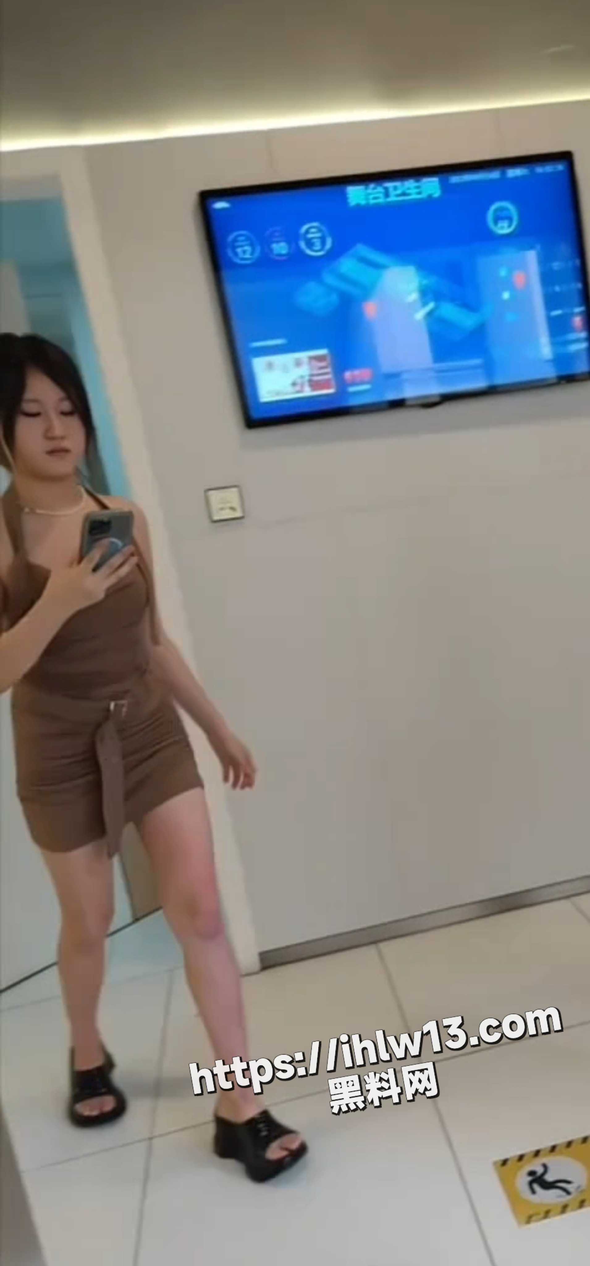 抄底长得就是个极品骚逼 包臀裙无内 上厕所憋不住还尿了一滴 真TM骚！
