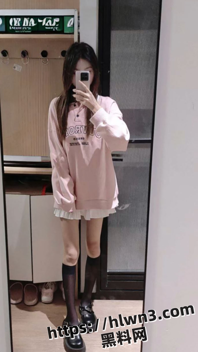 表面看着很单纯的小妹妹实际很骚，每次高潮的时候就求着叫爸爸射里面