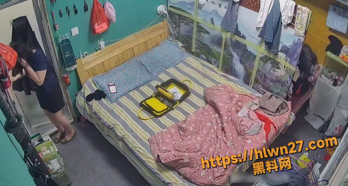 家庭监控偷拍 职场风格打扮少妇 家里无人之后拿出专业炮机开始自慰 熟练得让人心疼