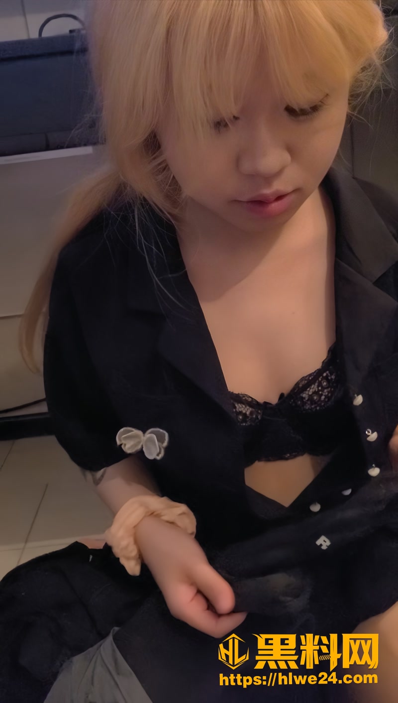 郑州成年辍学妹 刘佳怡 被精神小伙带回出租屋 各种调教沦为肉便器