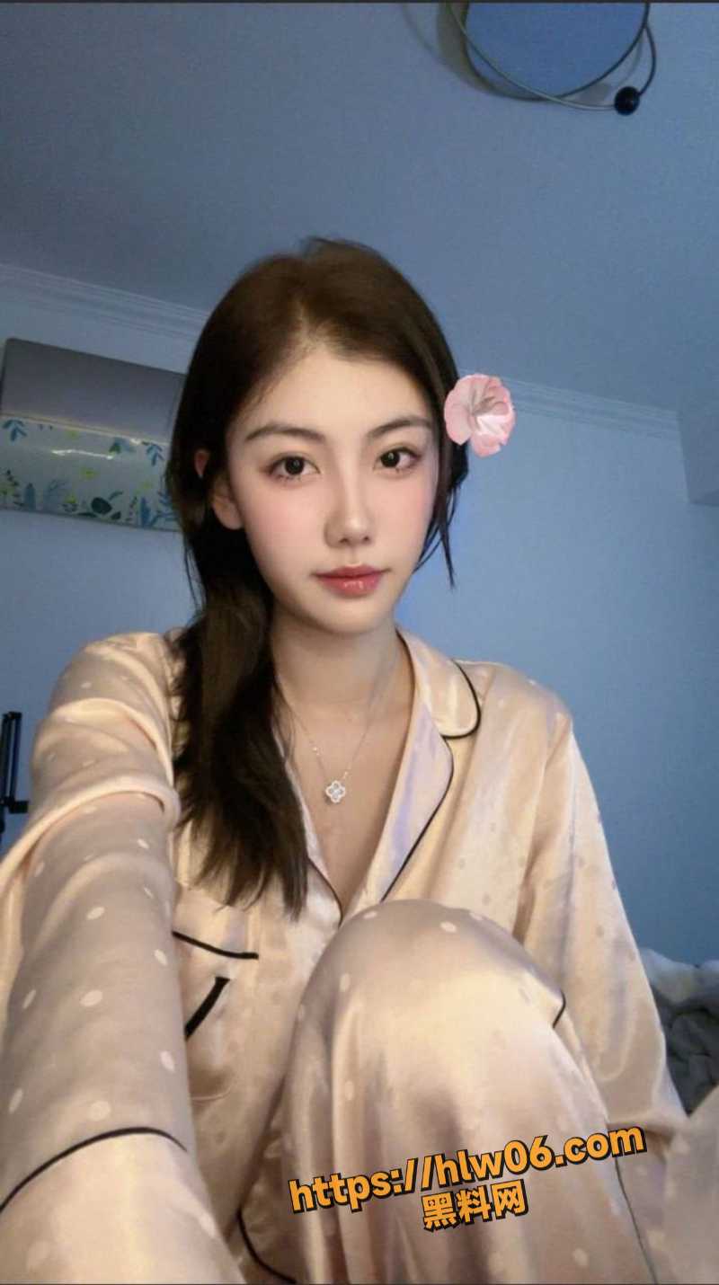 新疆出差认识的哈萨克族混血小女神网上聊熟后自己会送上门来给炮友操逼且拍摄！