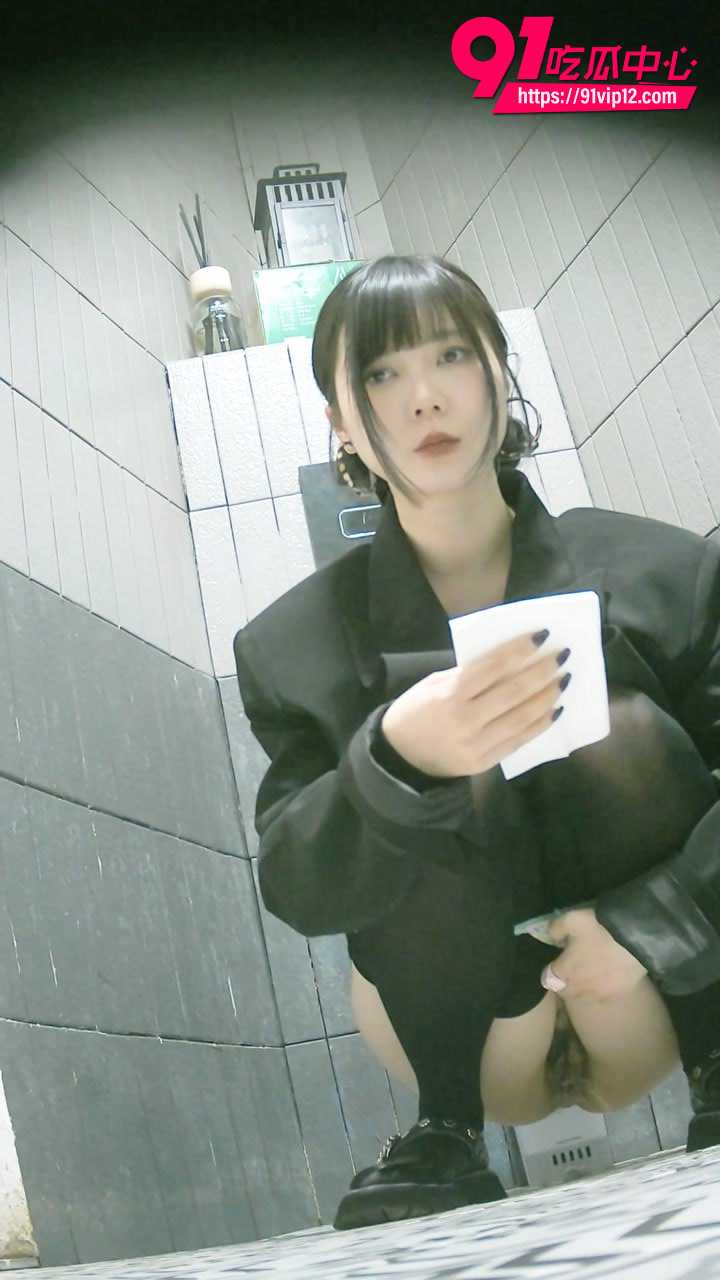 近景特写4K真实偷拍女公厕 超多小姐姐方便 脸鲍同框超高清 全是大美女！