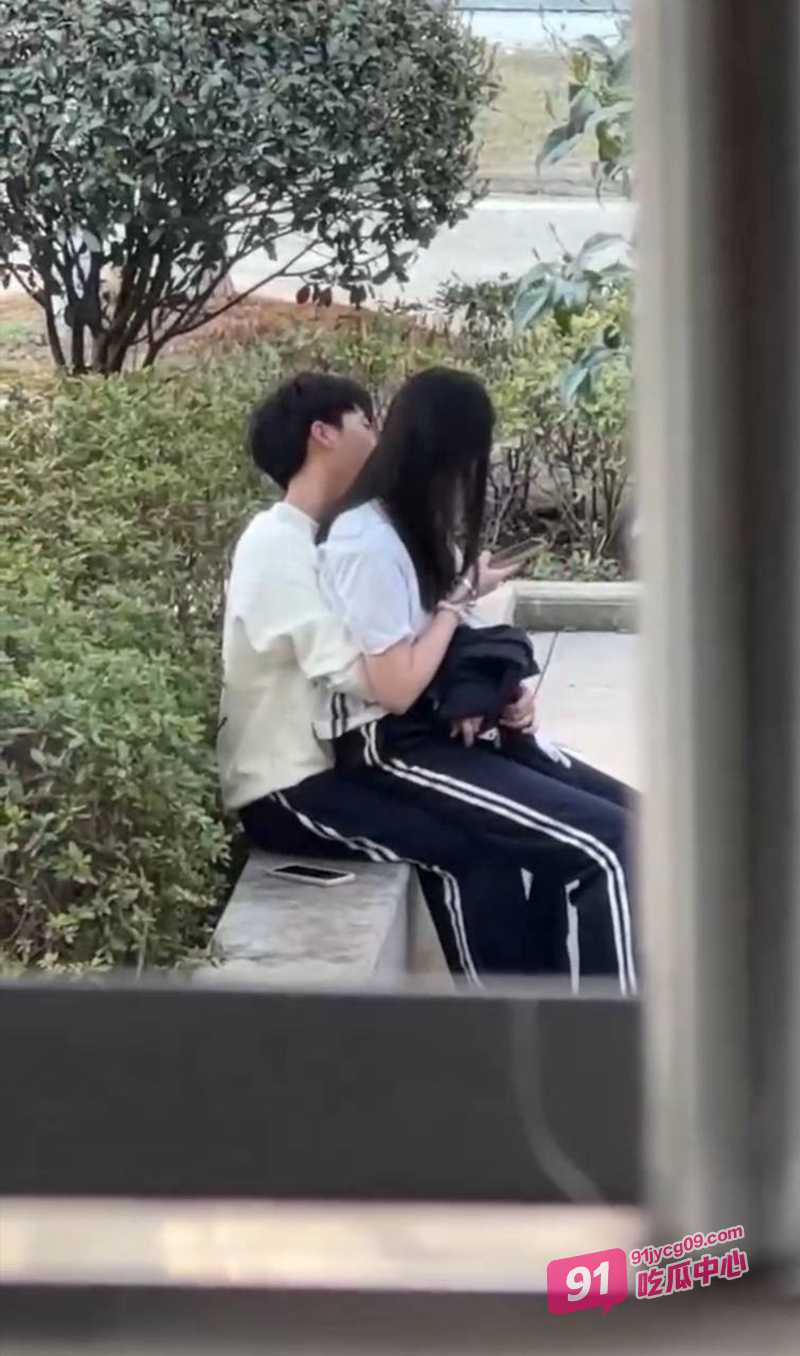 四川职业学院小情侣大白天学校花坛埋头就是干 年轻人就是旺盛！ 配图3