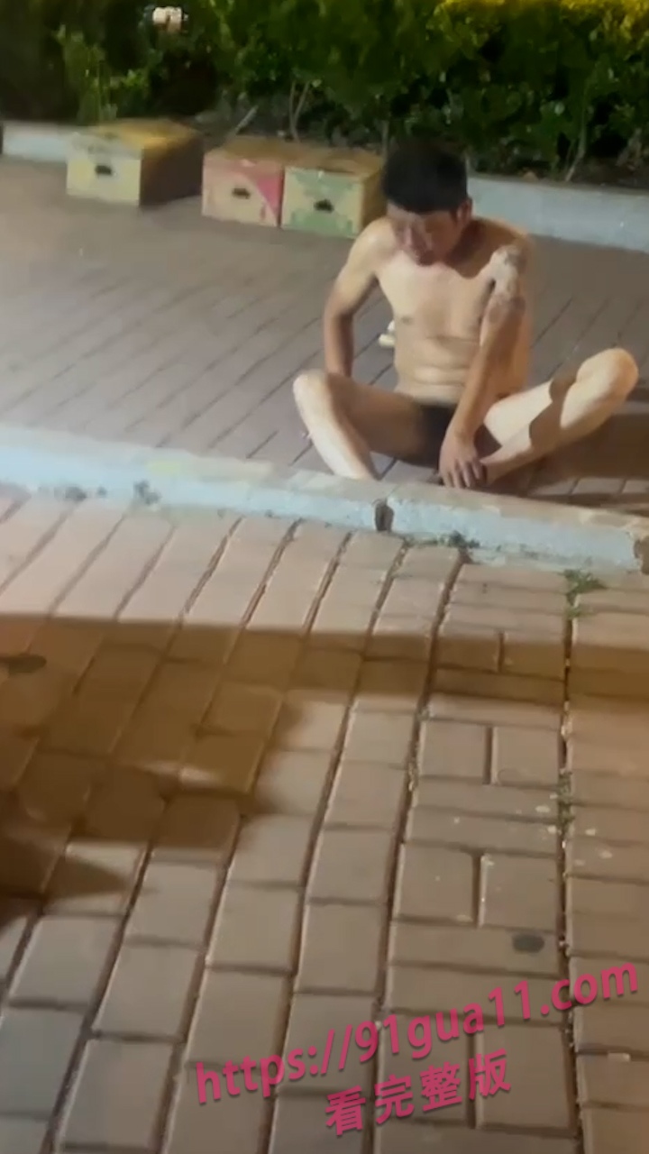 青岛市一男子醉酒后脱光衣服全裸躺地睡觉 被网友曝光