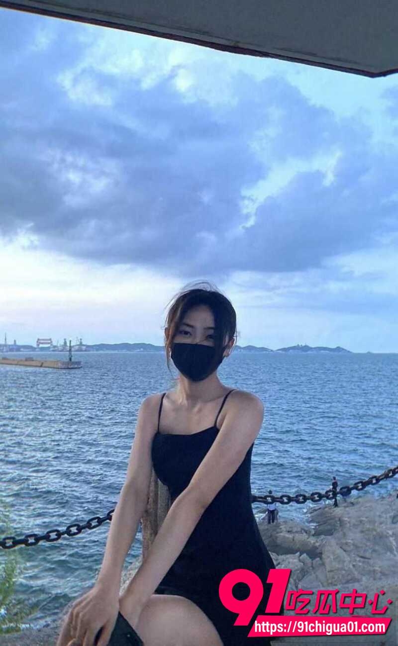 大连金州区李瑶泄密 黑丝足交精油揉踩男友肉棒 第一视角感受骑马！