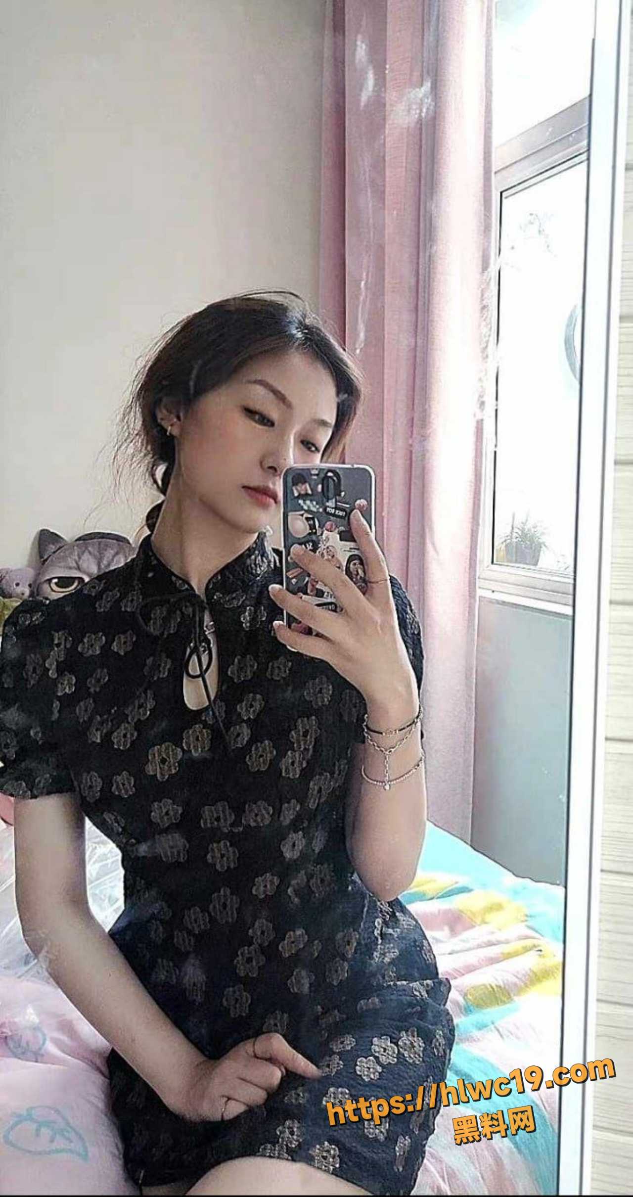 和黑丝高跟D杯少妇车震 发出满足的哼哼声 滚烫的阴精落在了我的鸡巴上 配图