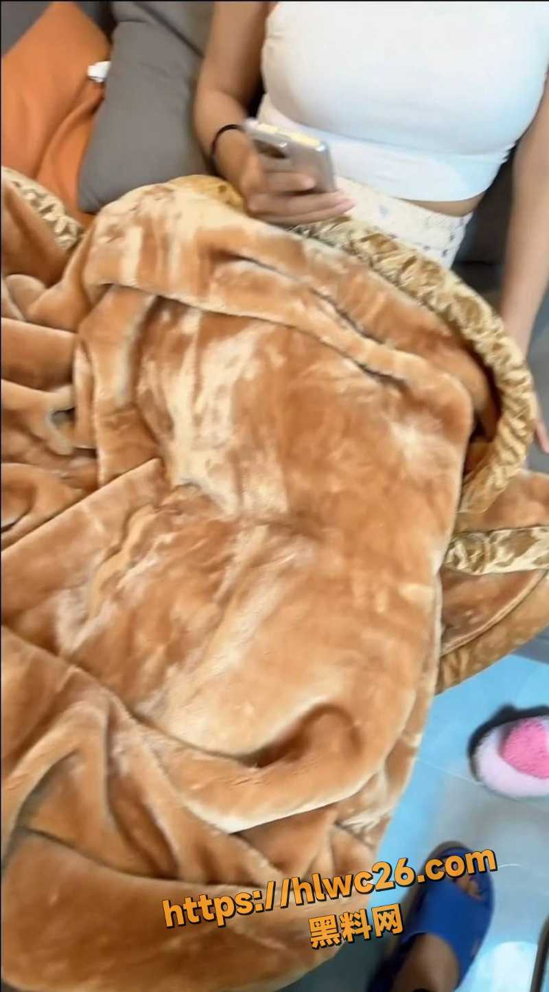 亲妹沙发乱伦实录1 哥哥的大鸡巴被妹妹的巨乳撸出白浆