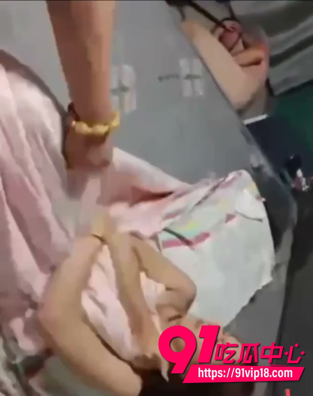 少妇婚内出轨被抓奸在床4 少妇婚内出轨被抓奸在床4