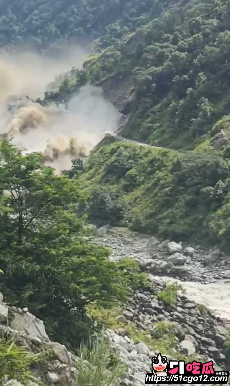 西藏泥石流现场视频05