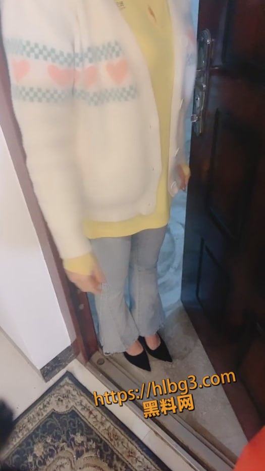 国产剧情天花板 美团上买了个假阳具 女外卖员送货上门进行勾引 直接推到一顿狂操内射！