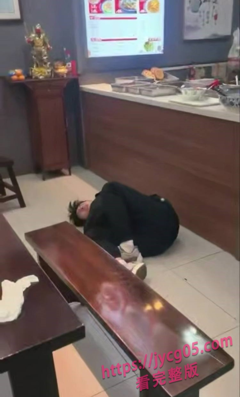 临沂小伙拉面馆突发怪异行为！满地翻滚+跪拜如中邪 引热议！ 配图2