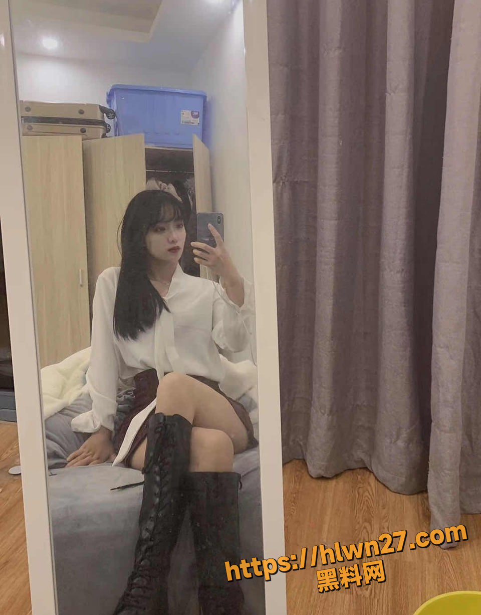长春大学气质大学生 李婷 交往期间脚踏两条船 一边聊着男友一边兼职外围 淫荡口交视频曝光