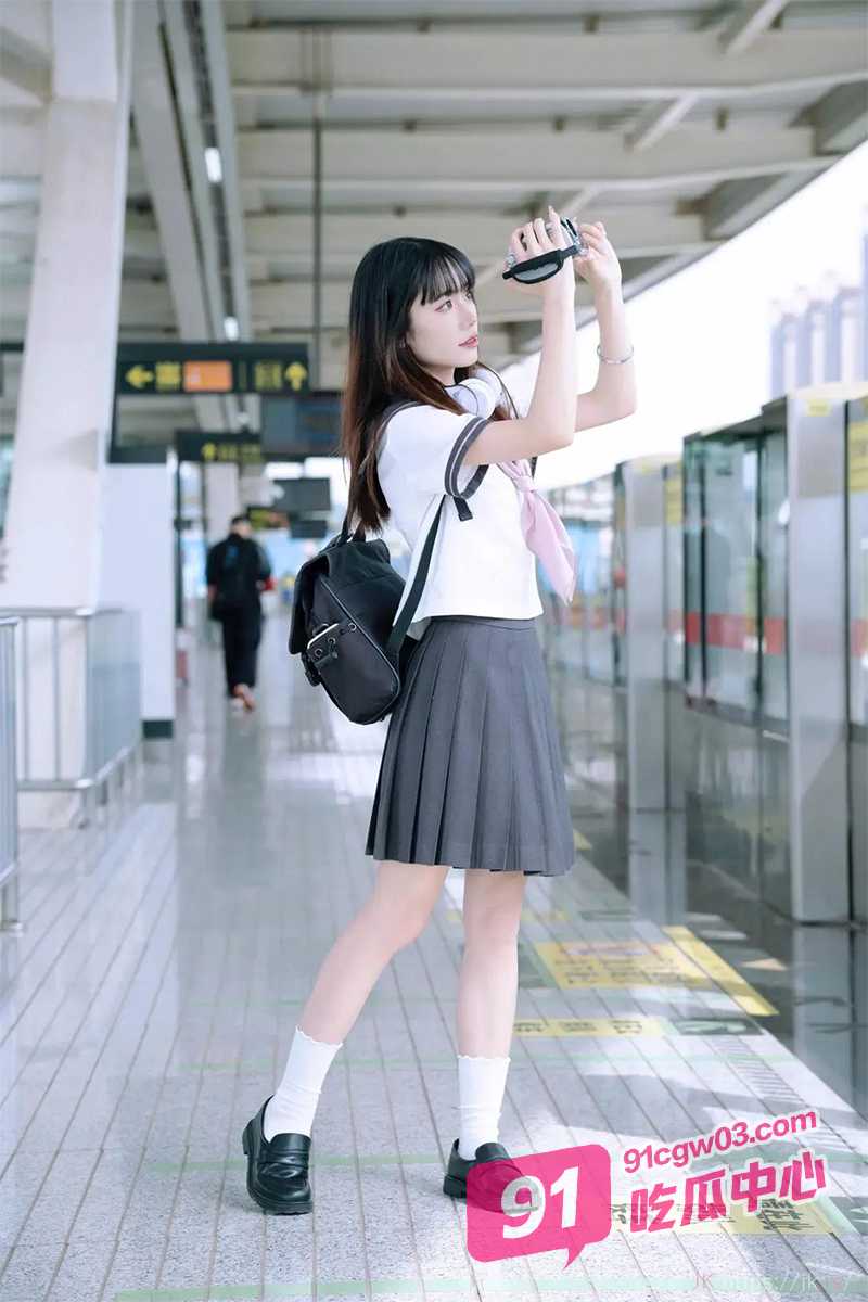 双马尾JK萝莉天花板 一个小熊背包就被金主到带回家 粉嫩JK我都舍不得操！ 配图3