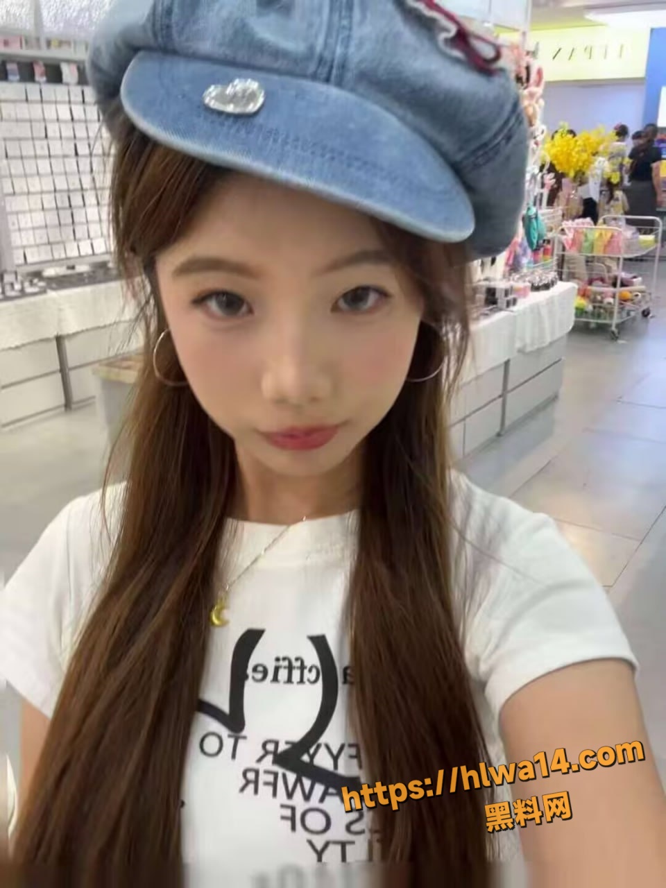 山东精神小妹 施雅雯 被男友当成母狗一样调教 各种场合拍摄大尺度露出视频 超级淫荡！